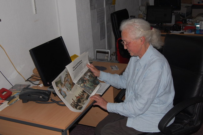 Nicola with the Guardian feature on her 1961 photos of Che Guevara