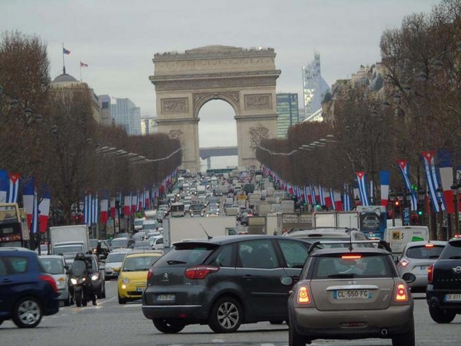 Cuban flags on the Champs-Élysées marking the official state visit