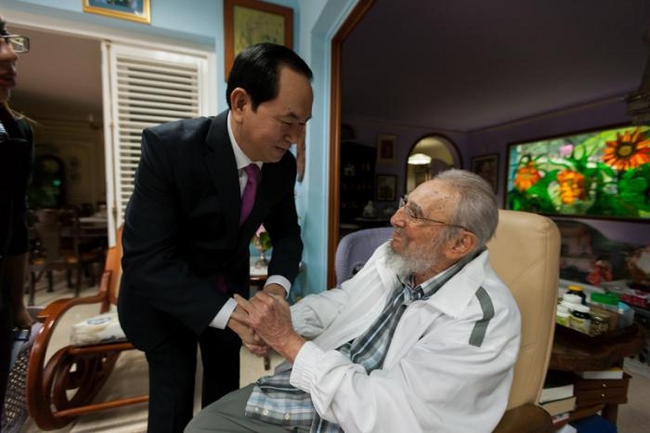 Fidel Castro greets Vietnamese President Tran Dai Quang