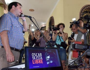 Fernando Gonzalez speaks to Oscar Rivera