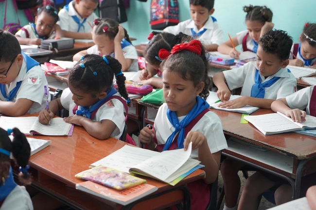 The NEU delegation visited a Pinar del Rio primary school