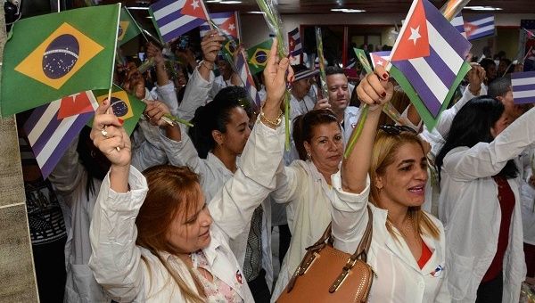 Cuban doctors returning to the island after being withdrawn from Brazil in December 2018