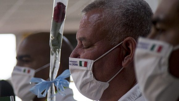 Cuban doctors returning from Italy