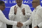 Colombian President Gustavo Petro (left) shaking hands with ELN commander Antonio Garcia (right) with Cuban President Miguel Díaz-Canel after signing ceasefire agreement in Havana