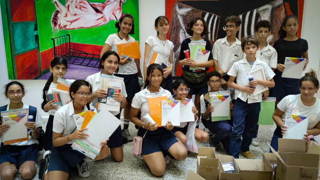 First year students at the San Alejandro School of Visual Arts with paints, brushes and paper