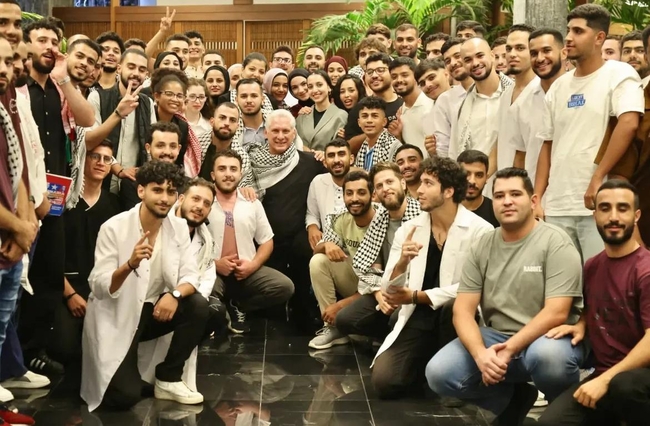 Palestinian students with Miguel Díaz-Canel